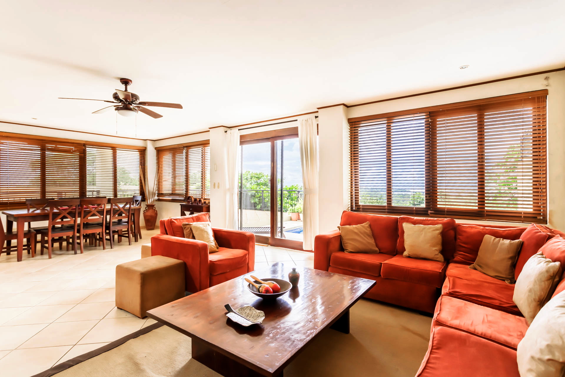 Sala y comedor de una casa grande de vacaciones para grupos en Costa Rica