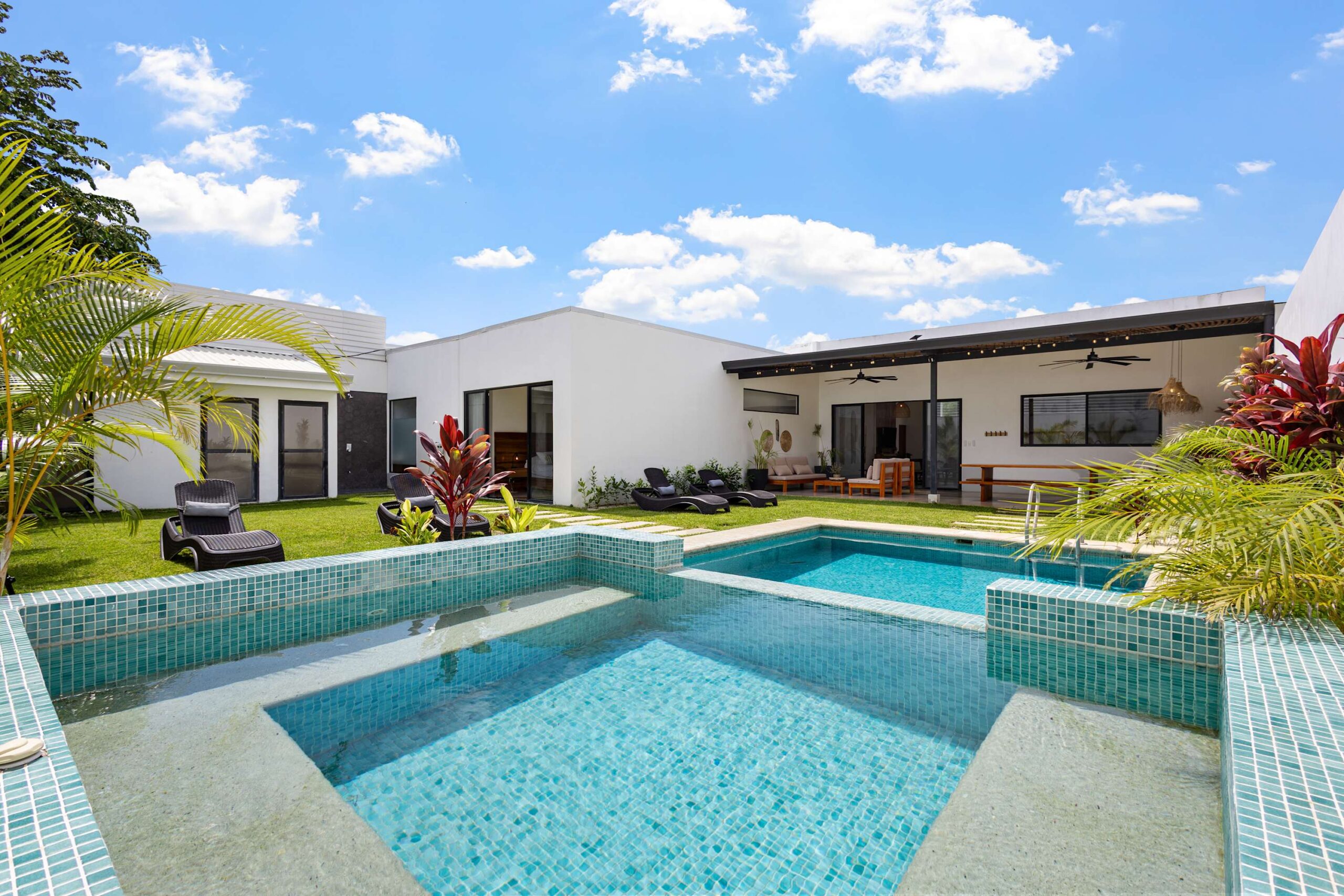 Villa De Paz - 4BR Pool Villa Sleeps 14, Walk to Tamarindo Beach - Vacation Rental in Tamarindo, Costa Rica